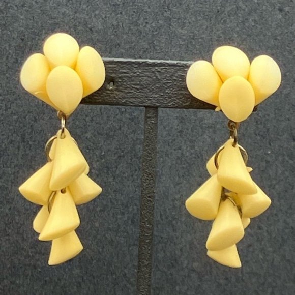 Dangle Pierced Earrings Ivory Cluster Claw Teeth Silver Exotic BoHo Vintage - Picture 1 of 11